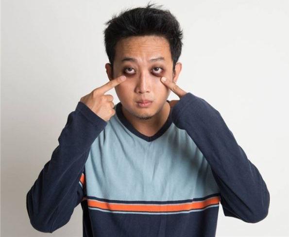 艾叶水泡脚去黑眼圈  