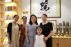 先是艾灸的受益者，姐妹们后齐心创业加盟艾灸
