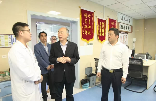 陈日新教授率团来李时珍中医院传授热敏灸特色疗法