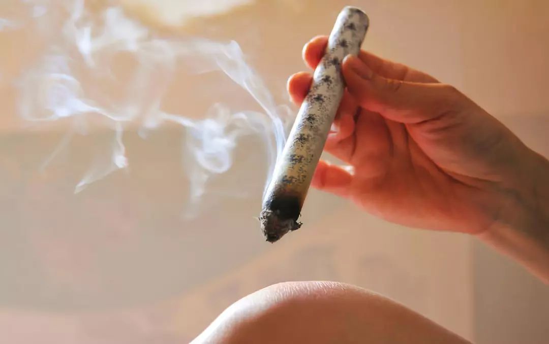 玉枕穴:主治头项痛目痛鼻塞鼻炎