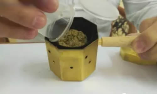 艾绒倒入灸罐