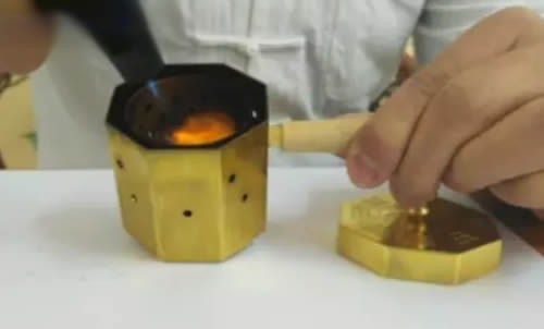 点燃艾绒表面