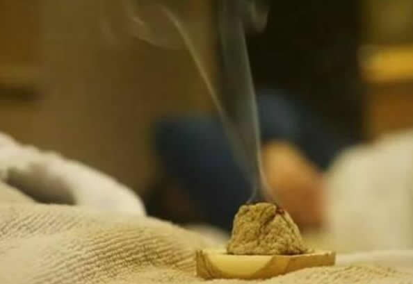女士每天艾灸小腹的好处